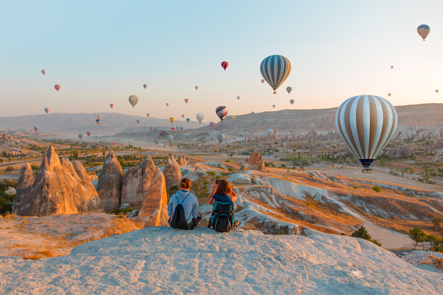 L'Anatolie de l'Est La partie Est du plateau anatolien comprend le sommet le plus élevé de Turquie, le Mont Ağrı (5 137 m) où serait située l’Arche de Noé. Une région qui est traversée par l’histoire et les religions. Les églises et les monastères byzantins, les mausolées et les caravansérails seldjoukides, les élégantes mosquées et citadelles ottomanes parent de part et d’autre cette belle région. Des lieux uniques : le Mont Ağrı, le lac de Van et la citadelle urartéenne (inscriptions cunéiformes) et l'île d'Akdamar (église du Xème siècle), les bâtiments seldjoukides d'Erzurum, le Palais d'Ishak Pașa sont également situés dans la région. Le site archéologique d’Ani, inscrit sur la Liste du Patrimoine Mondial de l’UNESCO, est la première étape en Anatolie sur la Route de la Soie. À Ani, les vestiges architecturaux religieux, civils et militaires appartenant aux cultures païennes, chrétiennes et musulmanes se hissent encore de nos jours. Les voies d'eau comme le Tigre (Dicle) et l'Euphrate (fırat) constituent un parcours idéal pour le rafting et le canoë. En outre, il est possible de skier dans les stations d'hiver et de faire du trekking dans la région.