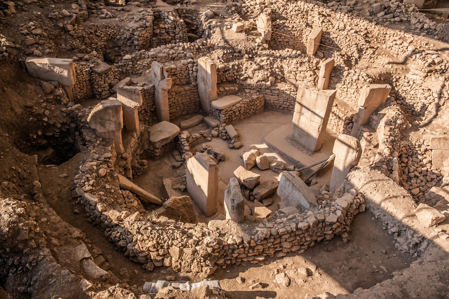 L'Anatolie du Sud-Est La région est symbolisée par la ville d'Adıyaman avec le Mont Nemrut. Quant à Gaziantep, célèbre pour la richesse de sa tradition culinaire, reconnue par l’UNESCO et faisant partie des villes créatives pour sa gastronomie, elle abrite la ville antique de Zeugma, réputée pour ses mosaïques ornant les planchers des résidences romaines. De nos jours, il est possible d’admirer ces mosaïques dans le musée constitué à cet effet. Karkamıș, fondé à l’endroit où le fleuve Euphrate (Fırat) traverse la frontière turco-syrienne, est un important centre historique. On y trouve également le village de Yesemek, office d’atelier de sculpture à ciel ouvert fondé entre 1200 et 800 av. J.C. Ainsi, la région compte plus de 200 sculptures hittites. Șanlıurfa, où serait né Abraham, est la ville où se trouve le lac aux poissons ainsi que Göbeklitepe, site archéologique des débuts du Néolithique, qui a permis la compréhension de l’histoire de l’humanité et qui figurera certainement parmi les découvertes archéologiques majeures du 21ème siècle. Mardin, ville-musée avec ses maisons historiques, est connue pour sa forteresse (10ème siècle après J.C.), ses mosquées, sa Grande mosquée (12ème siècle), la medersa de Kasımiye (15 ème siècle), ainsi que pour ses ponts.